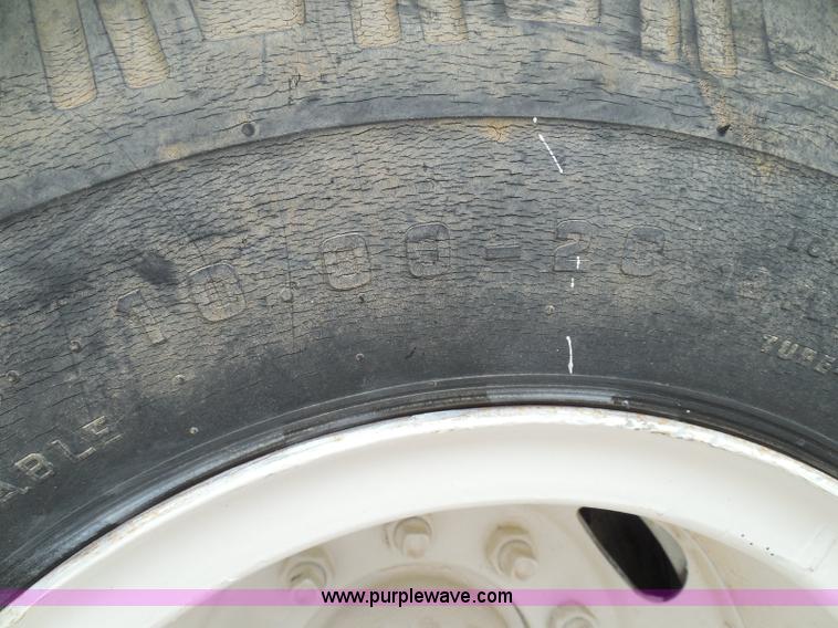 image for item I3420 1981 Ford F800 winch truck