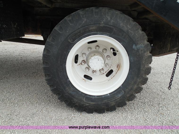 image for item I3420 1981 Ford F800 winch truck