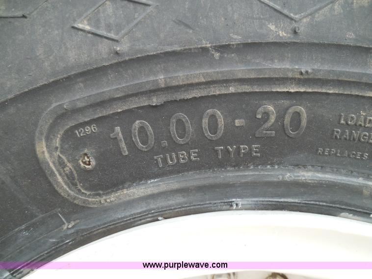 image for item I3420 1981 Ford F800 winch truck