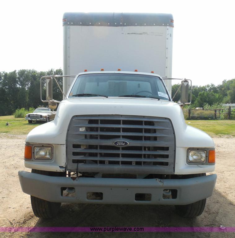 image for item I3424 1999 Ford F800 box truck