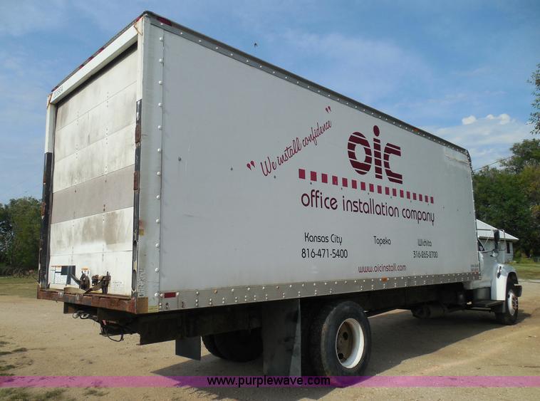 image for item I3424 1999 Ford F800 box truck
