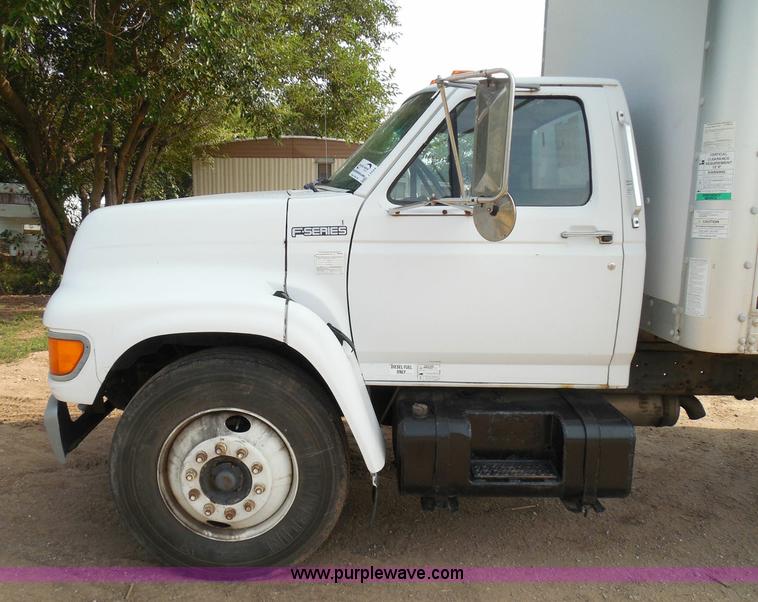 image for item I3424 1999 Ford F800 box truck