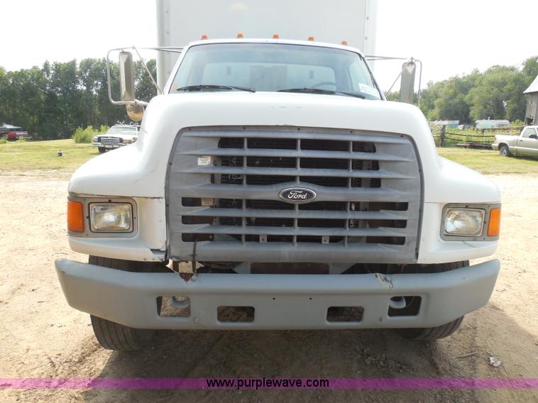 image for item I3424 1999 Ford F800 box truck