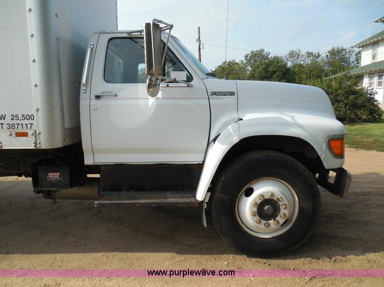 image for item I3424 1999 Ford F800 box truck