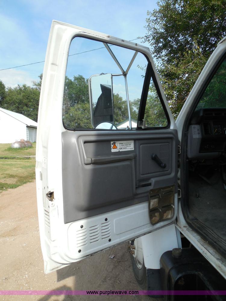 image for item I3424 1999 Ford F800 box truck