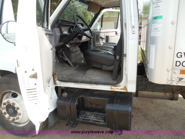 image for item I3424 1999 Ford F800 box truck