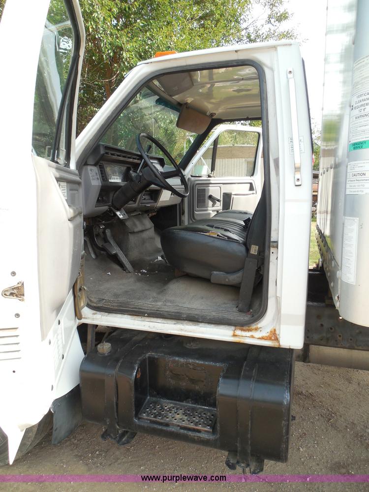 image for item I3424 1999 Ford F800 box truck