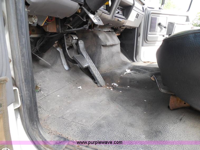 image for item I3424 1999 Ford F800 box truck