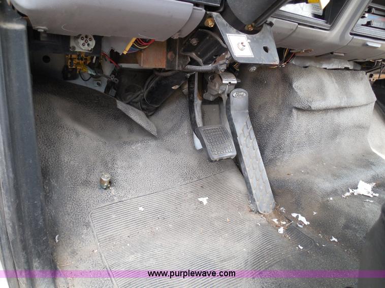 image for item I3424 1999 Ford F800 box truck