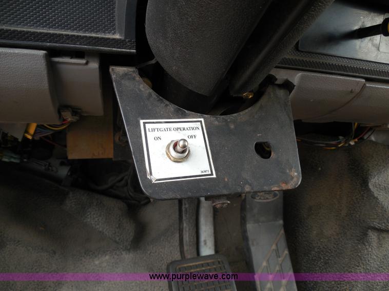 image for item I3424 1999 Ford F800 box truck