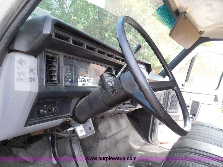 image for item I3424 1999 Ford F800 box truck