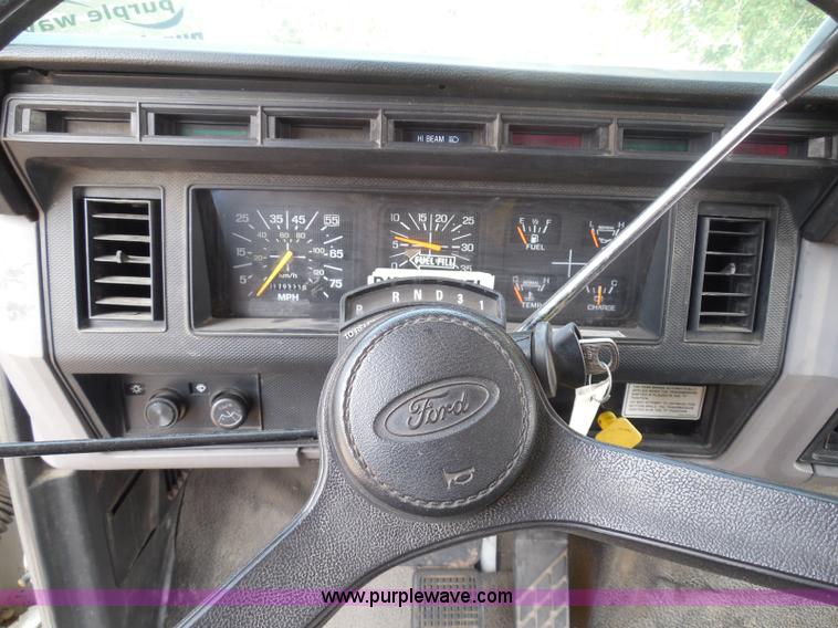 image for item I3424 1999 Ford F800 box truck