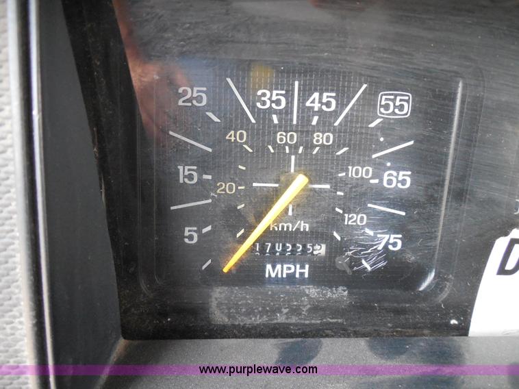 image for item I3424 1999 Ford F800 box truck