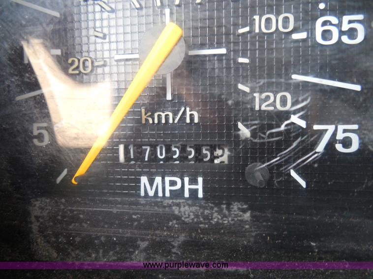 image for item I3424 1999 Ford F800 box truck