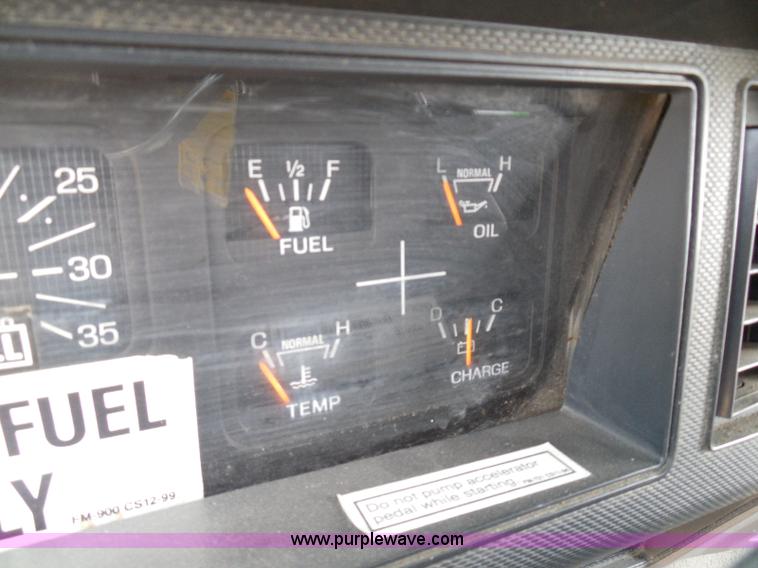 image for item I3424 1999 Ford F800 box truck