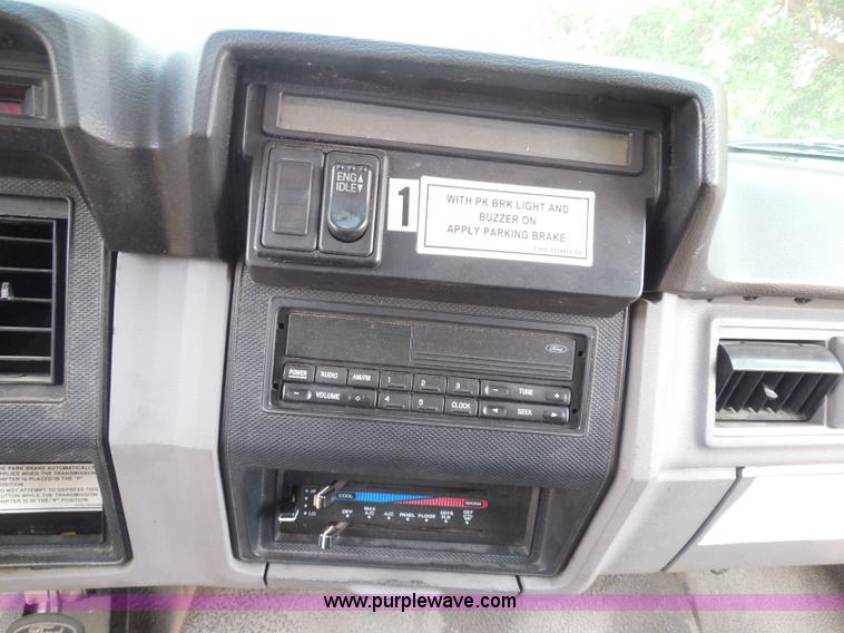 image for item I3424 1999 Ford F800 box truck