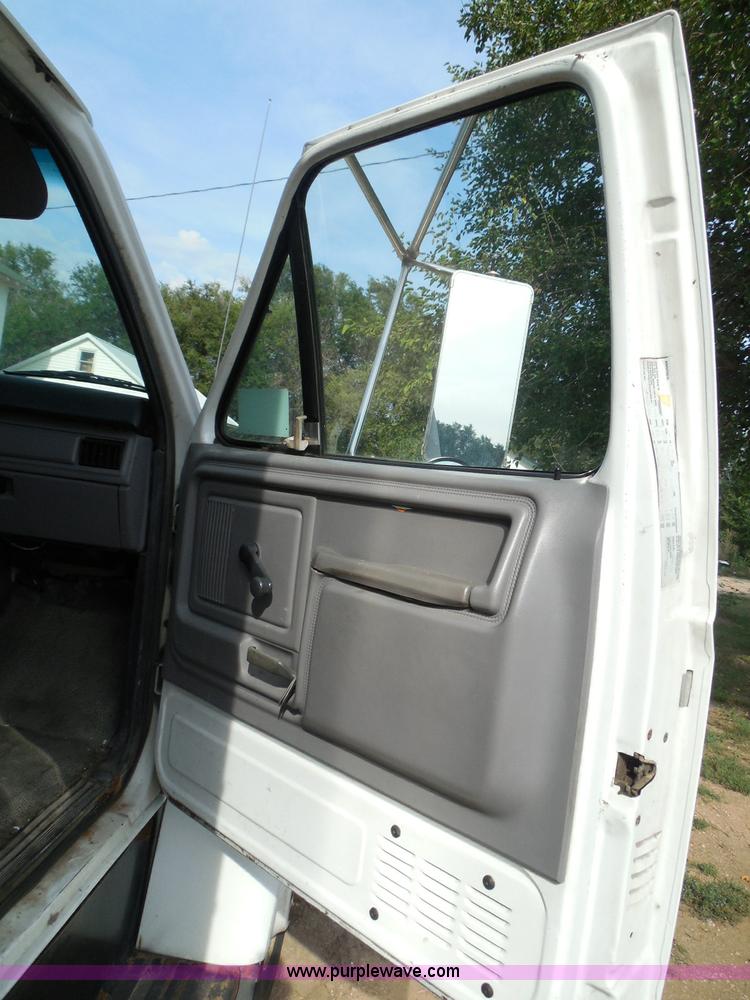 image for item I3424 1999 Ford F800 box truck