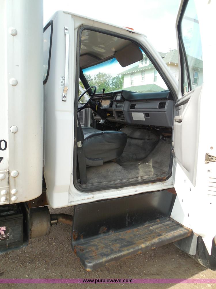 image for item I3424 1999 Ford F800 box truck