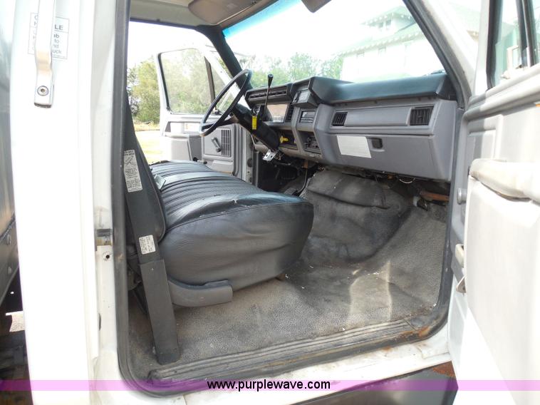 image for item I3424 1999 Ford F800 box truck