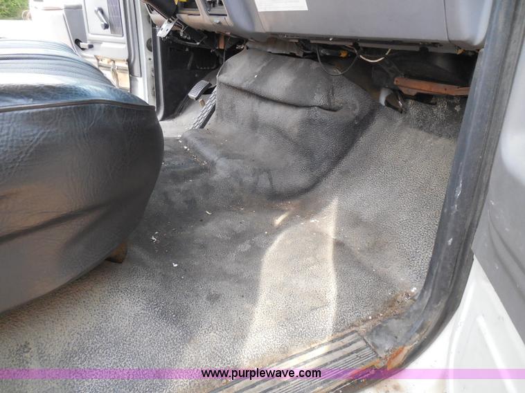 image for item I3424 1999 Ford F800 box truck