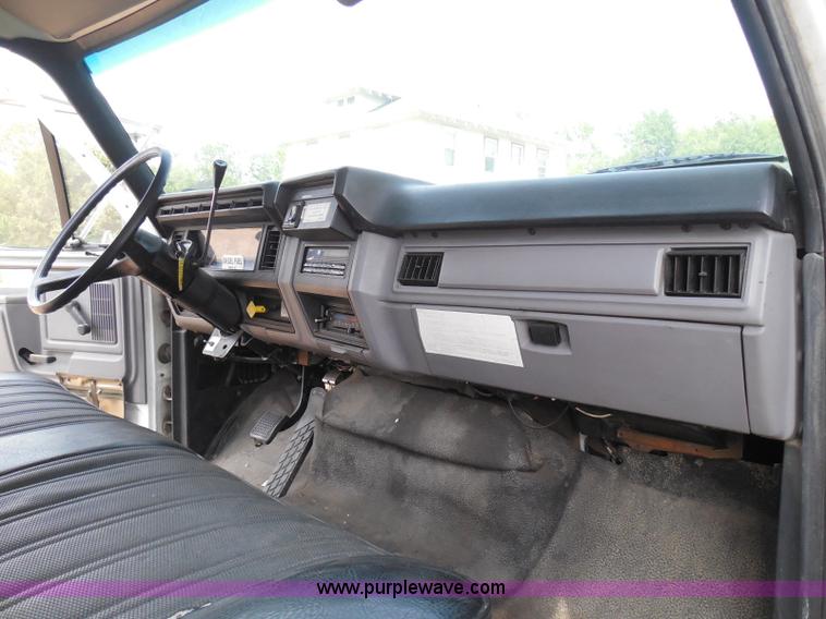 image for item I3424 1999 Ford F800 box truck