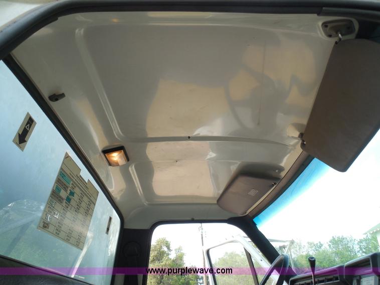 image for item I3424 1999 Ford F800 box truck
