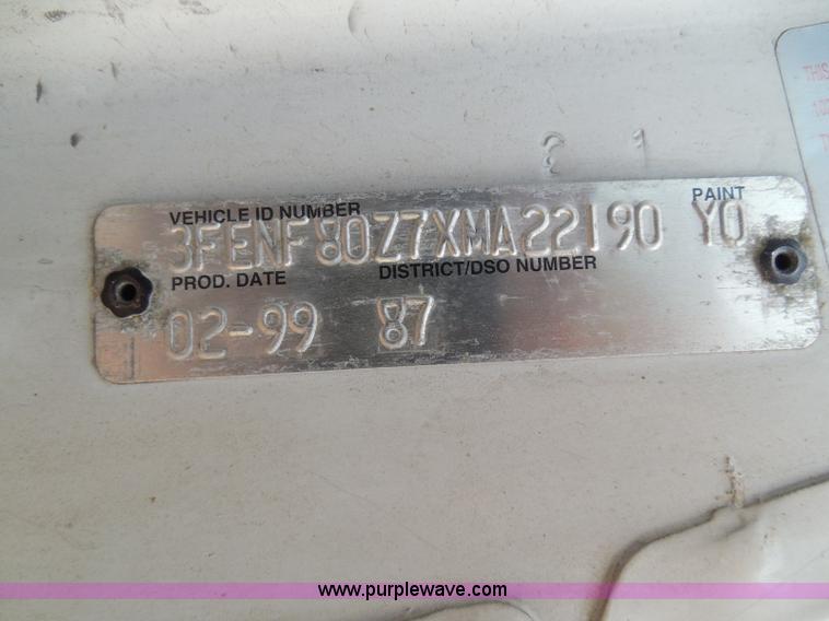 image for item I3424 1999 Ford F800 box truck