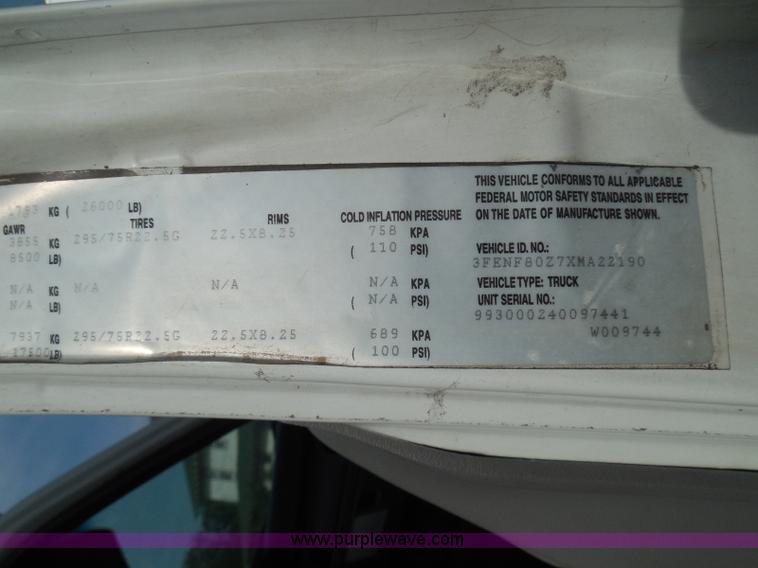 image for item I3424 1999 Ford F800 box truck