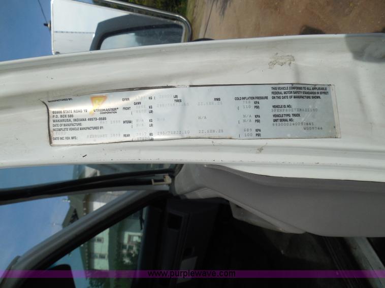 image for item I3424 1999 Ford F800 box truck