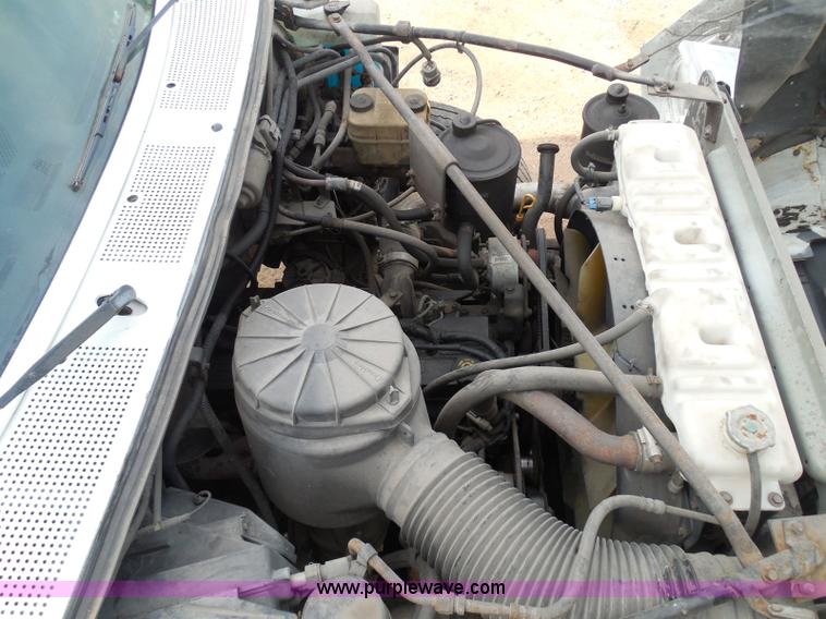 image for item I3424 1999 Ford F800 box truck