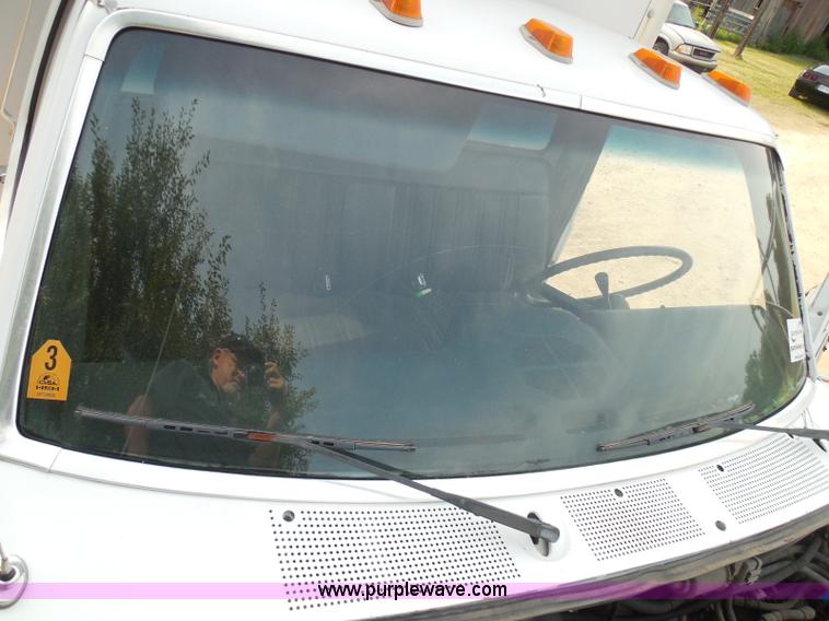 image for item I3424 1999 Ford F800 box truck