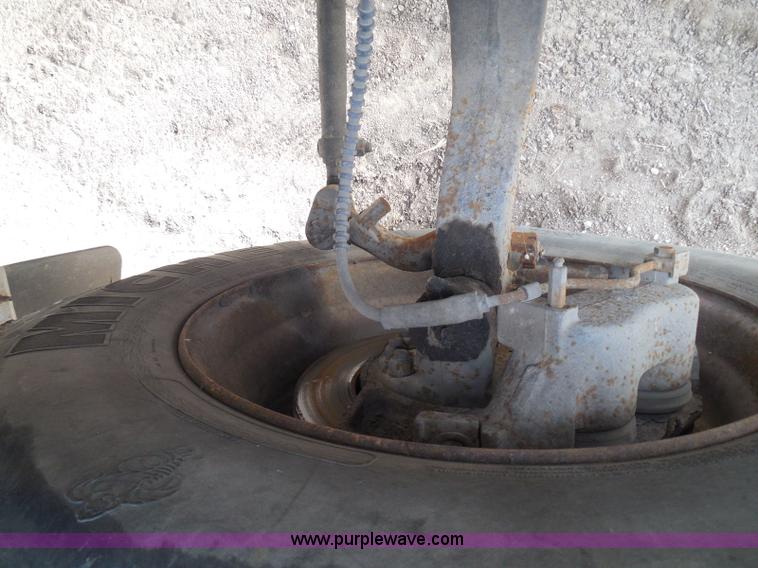 image for item I3424 1999 Ford F800 box truck