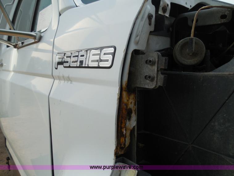 image for item I3424 1999 Ford F800 box truck