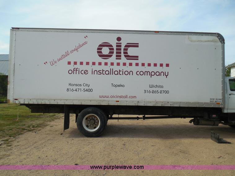 image for item I3424 1999 Ford F800 box truck