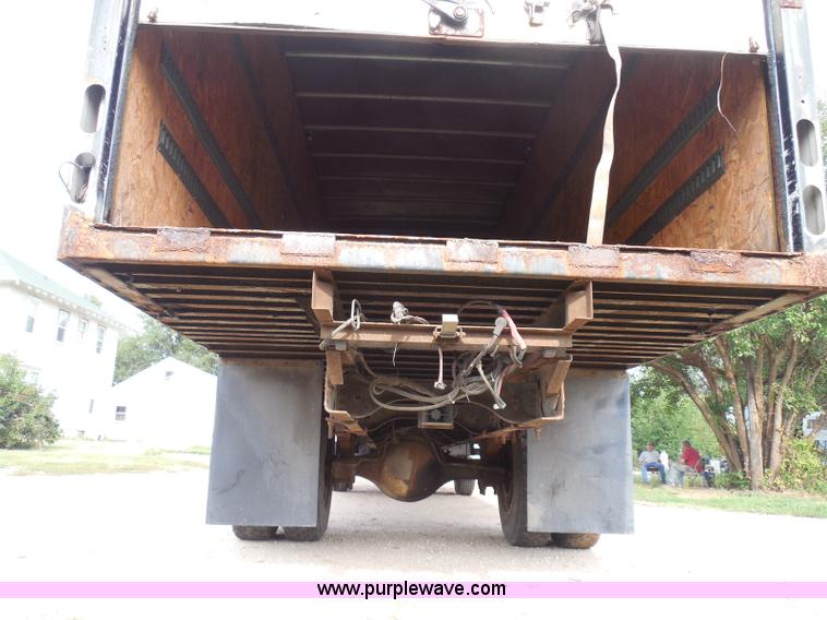 image for item I3424 1999 Ford F800 box truck