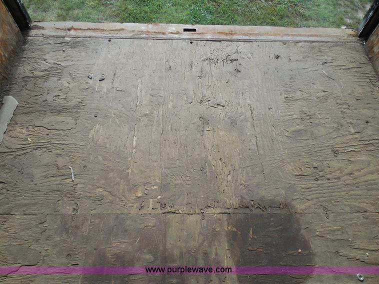 image for item I3424 1999 Ford F800 box truck