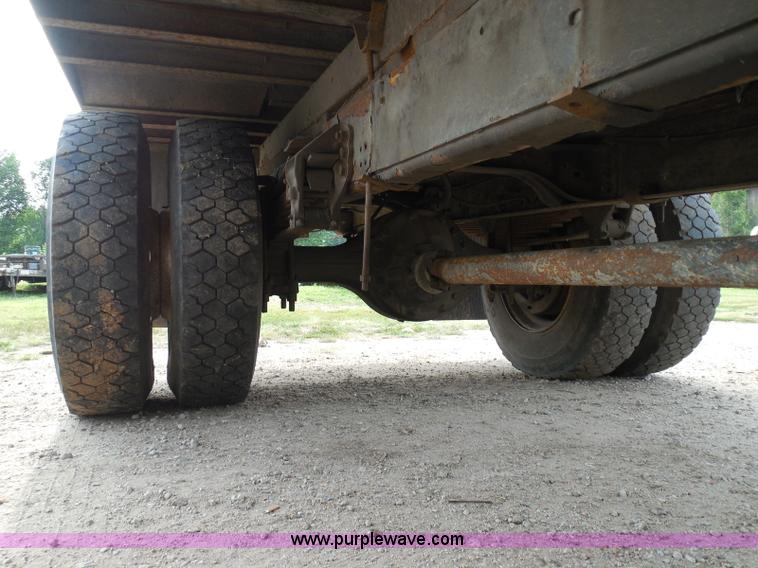 image for item I3424 1999 Ford F800 box truck