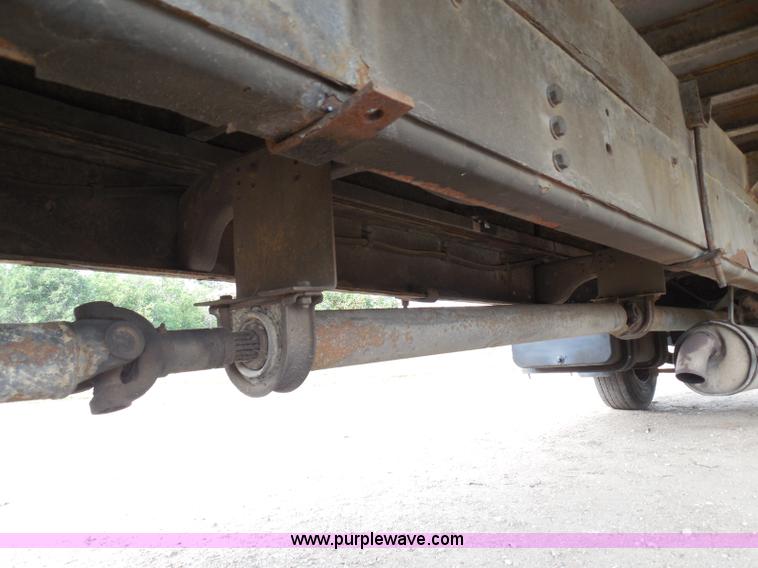 image for item I3424 1999 Ford F800 box truck