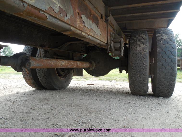 image for item I3424 1999 Ford F800 box truck