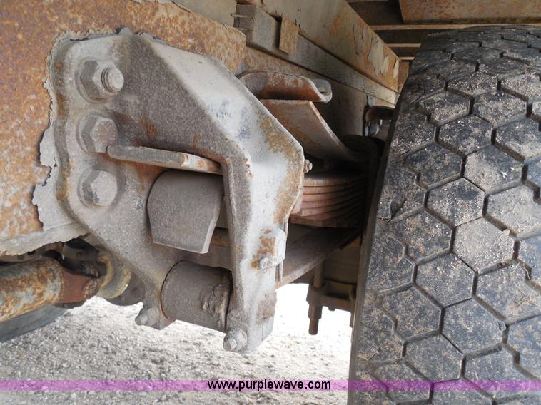 image for item I3424 1999 Ford F800 box truck