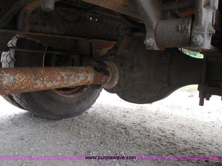 image for item I3424 1999 Ford F800 box truck