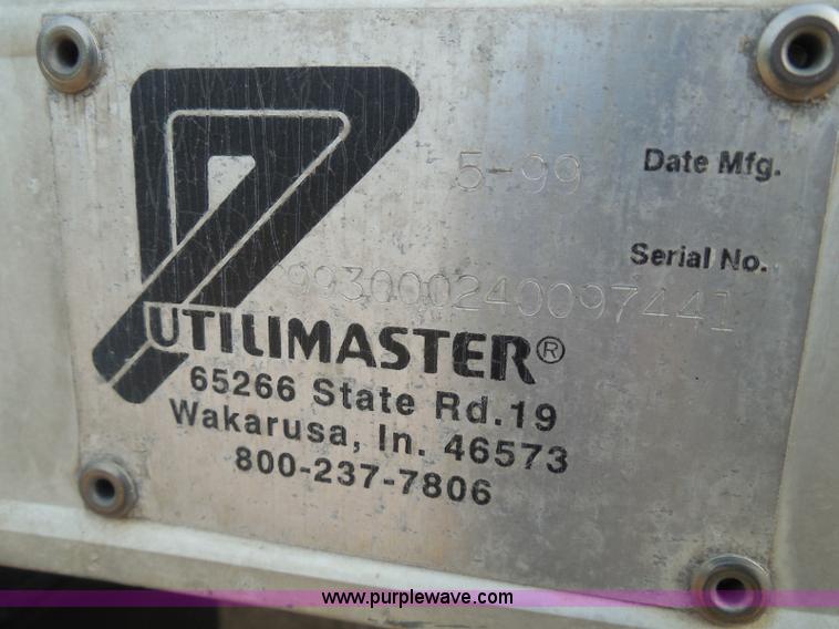 image for item I3424 1999 Ford F800 box truck