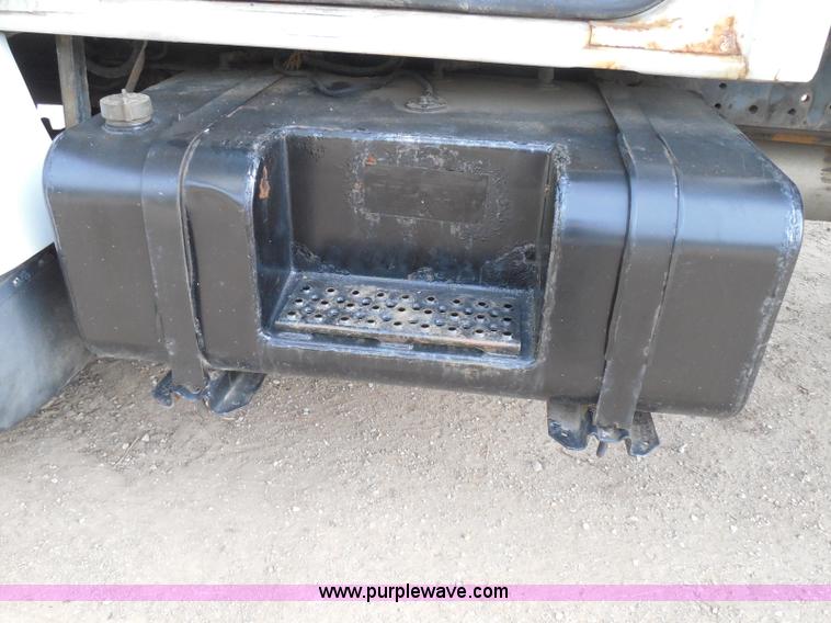 image for item I3424 1999 Ford F800 box truck