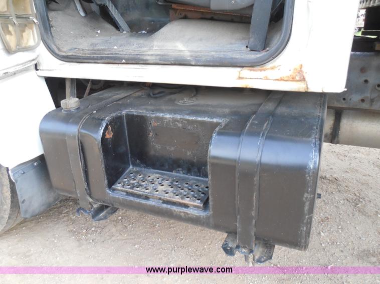 image for item I3424 1999 Ford F800 box truck