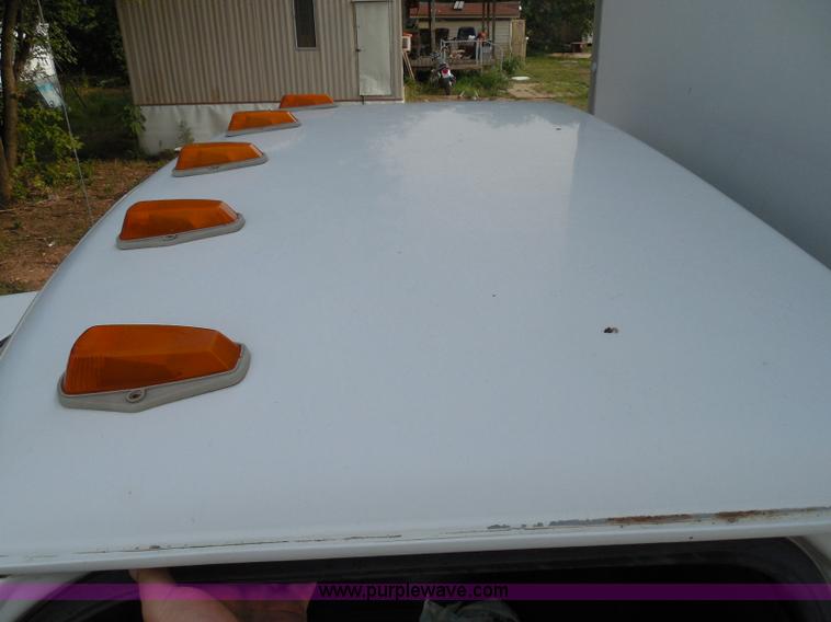 image for item I3424 1999 Ford F800 box truck