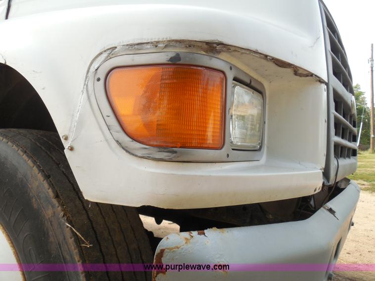 image for item I3424 1999 Ford F800 box truck