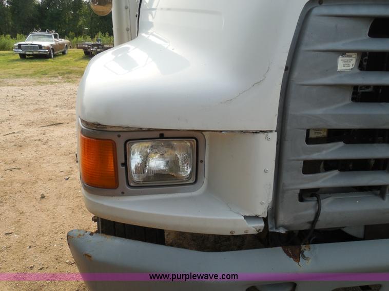 image for item I3424 1999 Ford F800 box truck