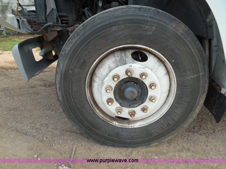 image for item I3424 1999 Ford F800 box truck