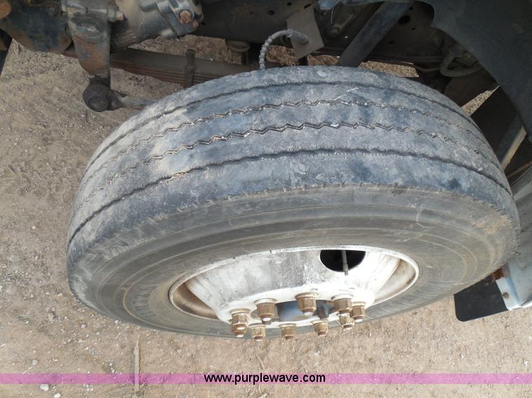 image for item I3424 1999 Ford F800 box truck