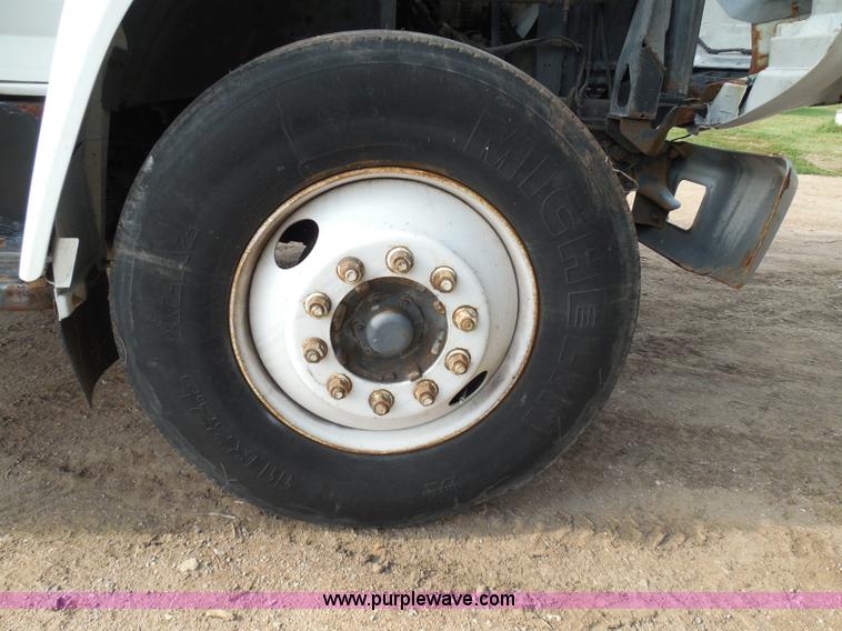 image for item I3424 1999 Ford F800 box truck